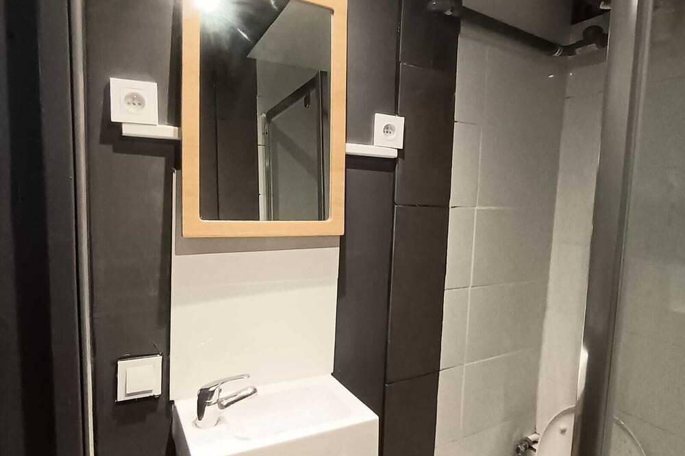Entire apartment, Studio Porte de Paris in Bagnolet, Seine-Saint-Denis