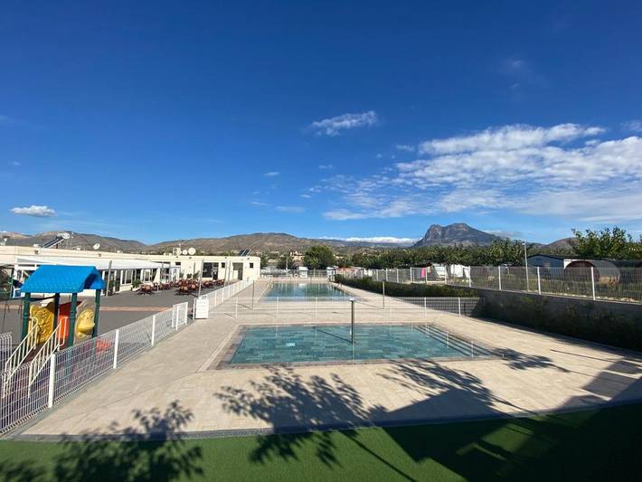 Camping pour 2 personnes, avec jardin et piscine ainsi que bassin pour enfant et terrasse dans Province d'Alicante - 2