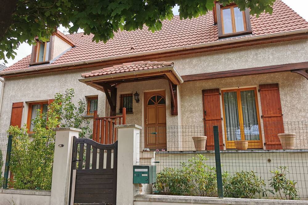 Entire 5-Bedroom Villa – 170 m² – Private Garden – Sleeps 12 in Tremblay-en-France, Sena-Saint Denis