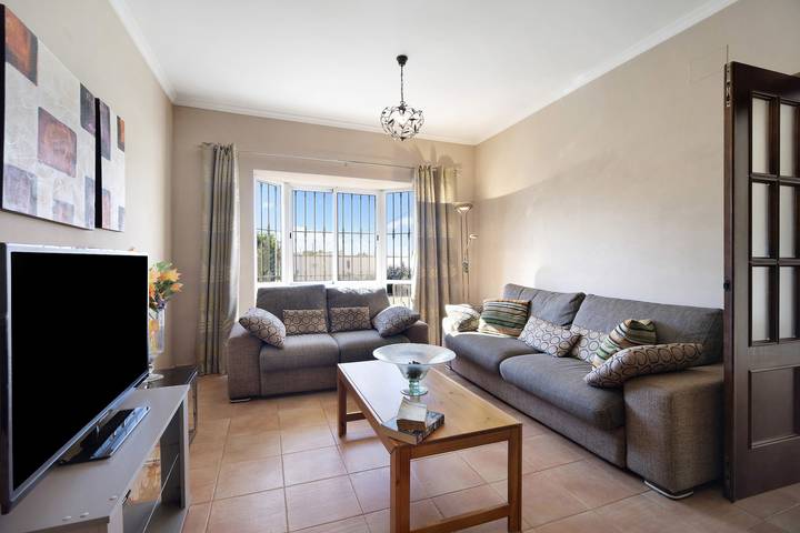 Holiday Home Casa Tricia with Private Pool, Garden & Wi-Fi in Pago del Humo, Chiclana de la Frontera