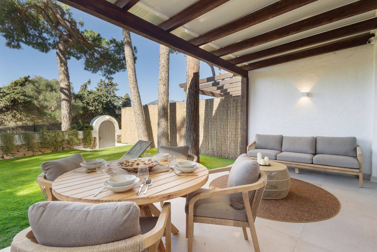 Ganze Wohnung, Moderne Wohnung mit privater Terrasse/Garten, Swimmingpool und Bbq, in unmittelbarer Nähe zum Aloha in Nueva Andalucia Golf Valley, Marbella