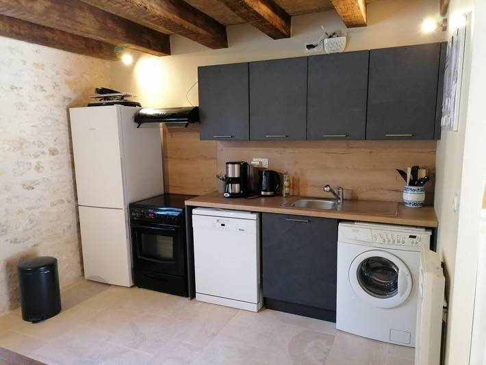 Gîte 8 pers. avec cuisine équipée, clim, wifi, parking surveillé et accès gratuit au parc du château in Ainay-le-Vieil, Saint-Amand-Montrond