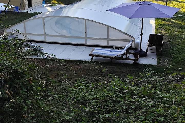 Gîte pour 3 personnes, avec terrasse ainsi que piscine et jardin, animaux acceptés à Cézan