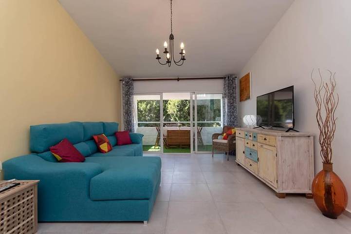 Chalet para 4 personas, con balcón y piscina en Chayofa