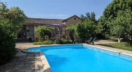 Gîte pour 4 personnes, avec piscine et terrasse ainsi que jardin et jacuzzi à Graulhet