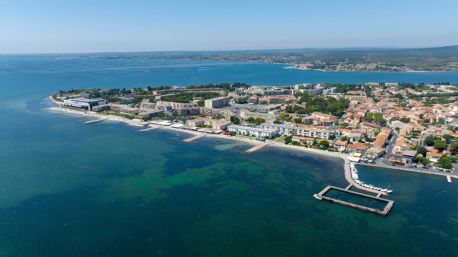 Appartement entier, Appartement avec terrasse privée bord d'étang in Poussan, Côte d'Améthyste