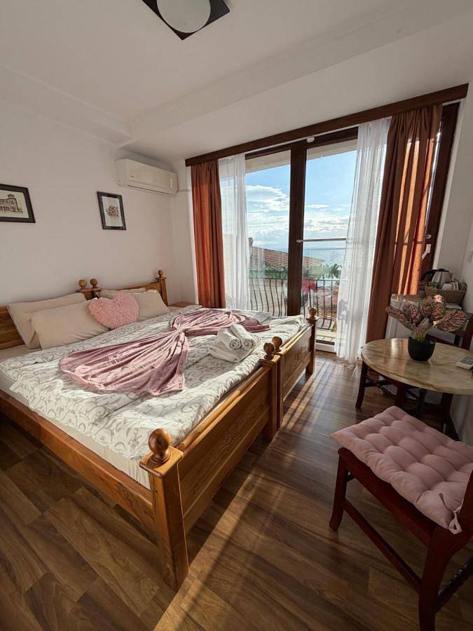 Appart’hôtel pour 4 personnes, avec vue ainsi que vue sur le lac et terrasse