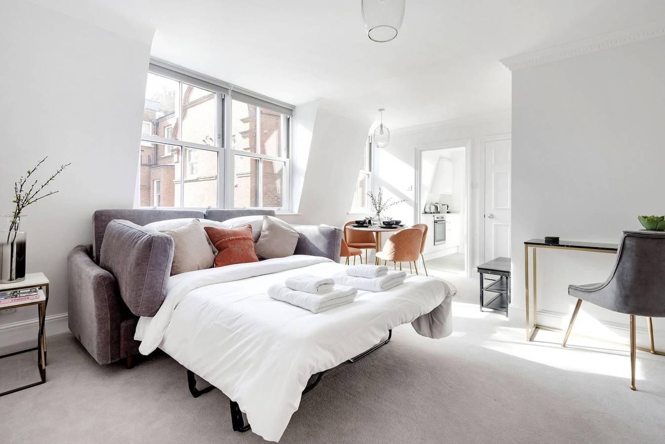 Entire apartment, The Wellington Suite next to Sloane Square in Kensington and Chelsea, London