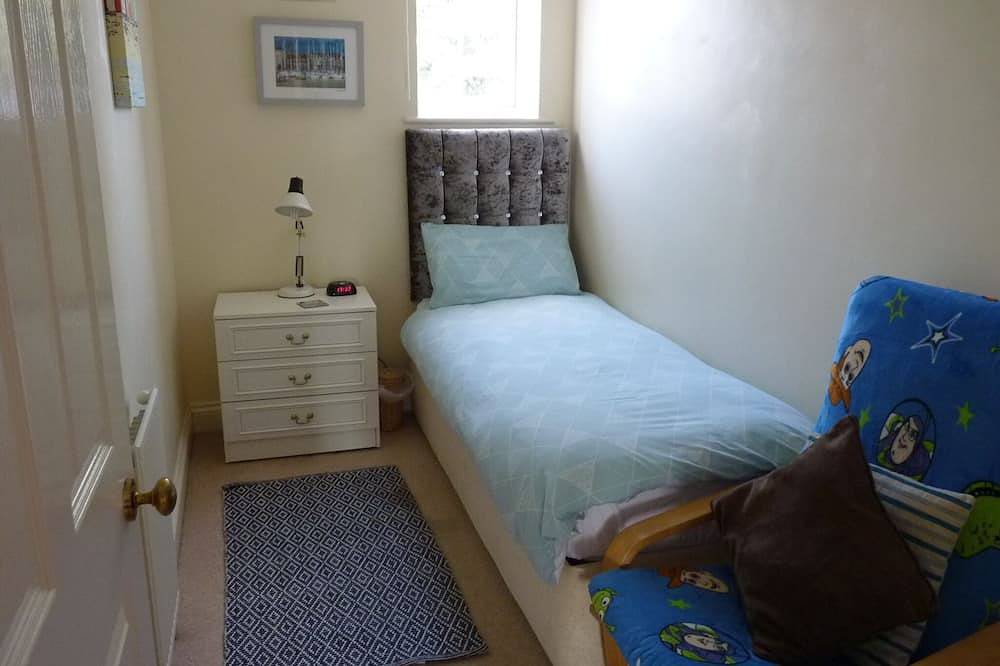 Lovely riverside  home  Free parking train station, shops, restaurants nearby in Littlehampton, West Sussex