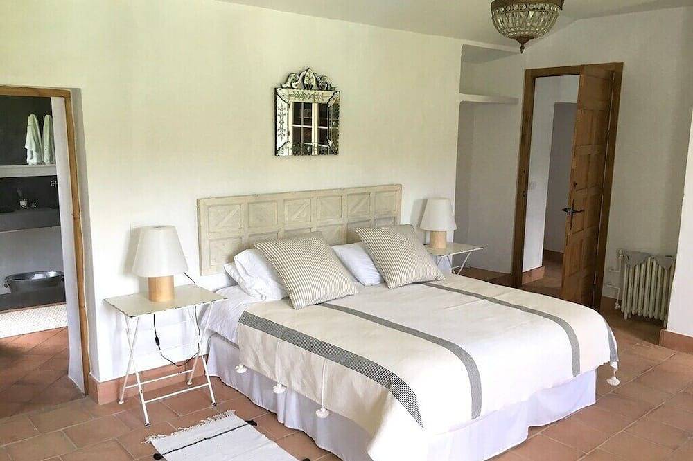 Casa de campo exclusiva. Amplio jardín y piscina. Cerca del pueblo. in Constantina, Sierra Morena