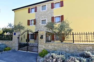 Ferienwohnung für 6 Personen, mit Garten und Balkon in Savudrija