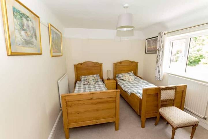 Spacious Family Bungalow with Oak Garden Room in Stroud, Gloucestershire