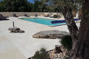 Gîte pour 4 personnes, avec terrasse ainsi que piscine et jardin, animaux acceptés à Gras