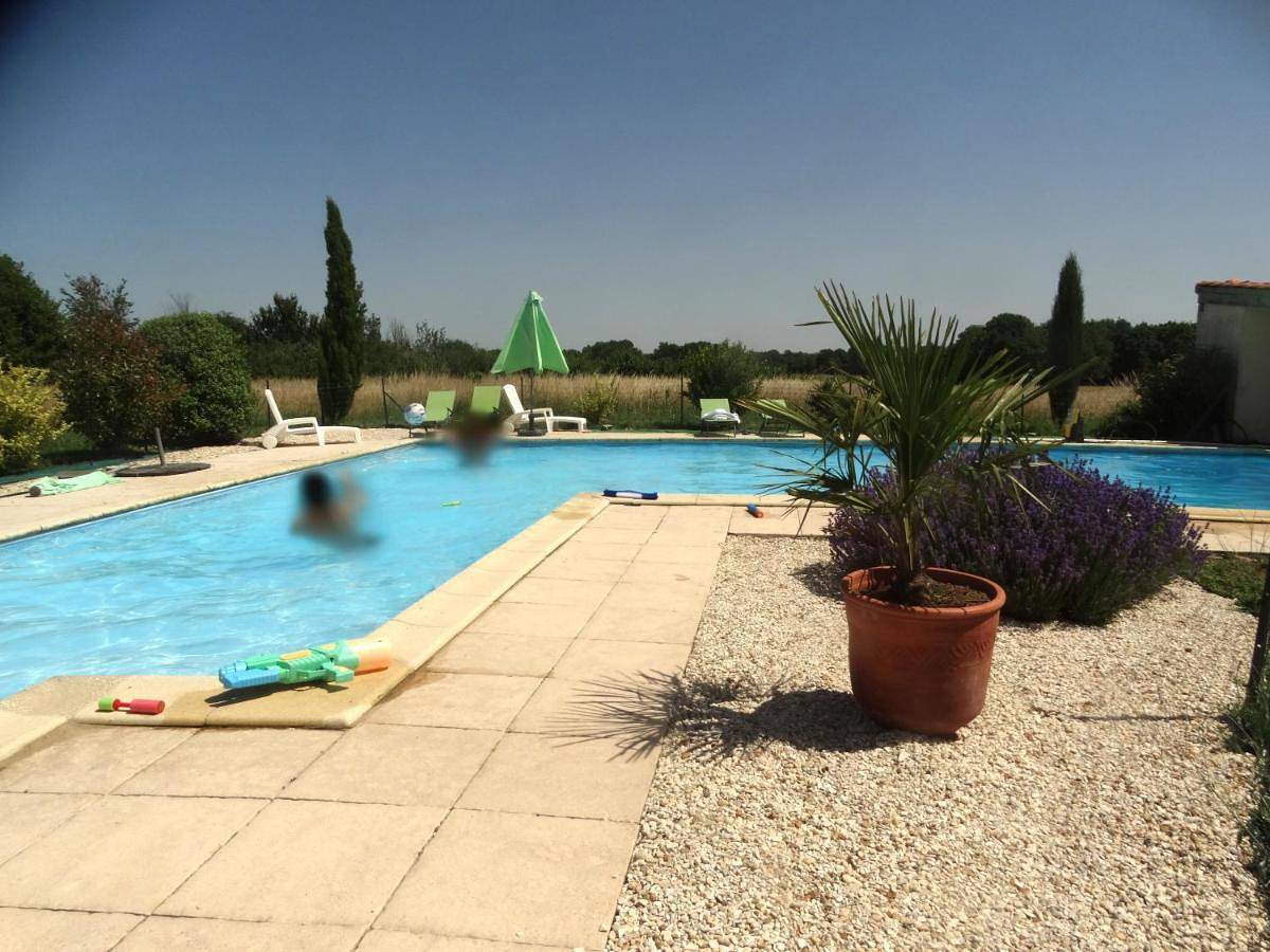 La Petite Grange gîte climatisé plain-pied 3 chambres 5 personnes 2 toilettes, parking, Wifi, piscine d'été chauffée à partager, Animaux acceptés Gîte en pleine nature in Lorignac, Région de Jonzac