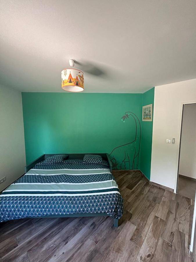 Location de vacances pour 9 personnes, avec jardin ainsi que vue et piscine, animaux acceptés à Breuil-Magné - 2