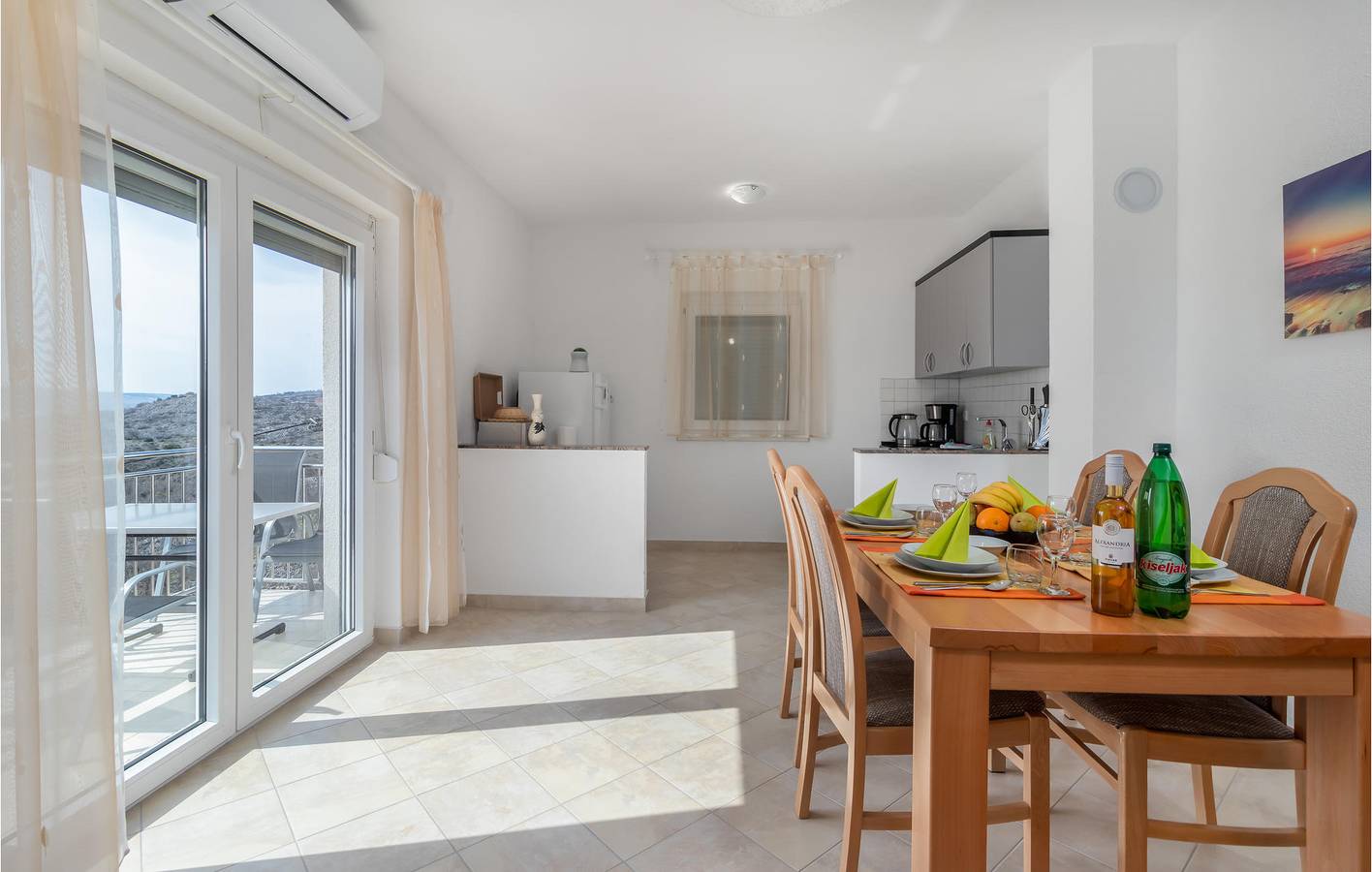 Geheel vakantieappartement, Gezellig appartement met zeezicht, terras, wifi en parkeergelegenheid in de buurt van bezienswaardigheden in Cesarica, Velebit Nature Park