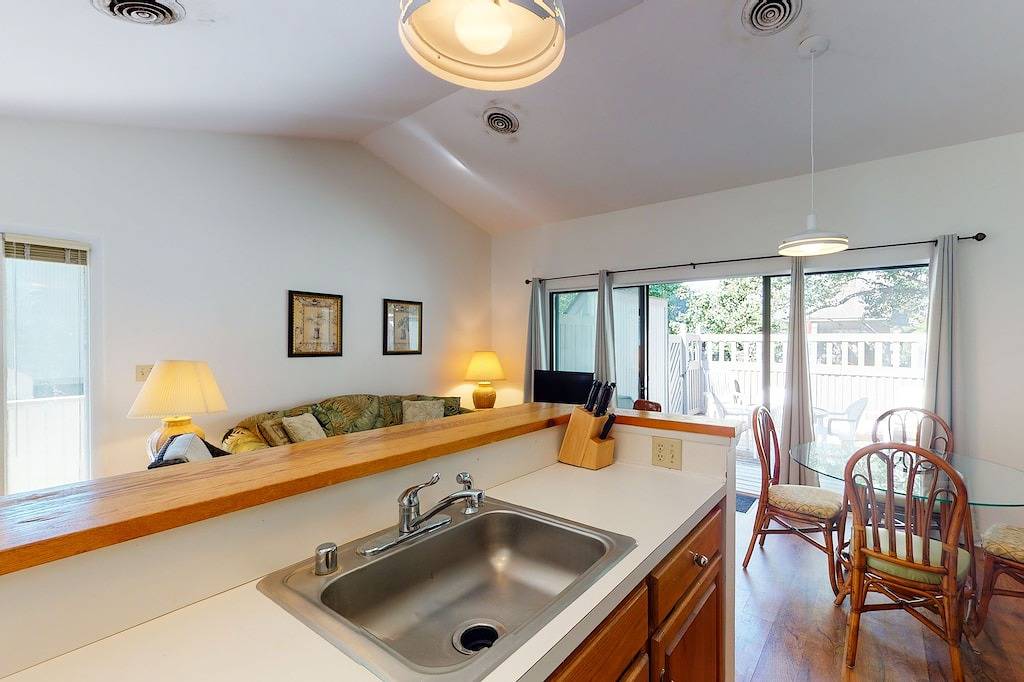 Ganze Wohnung, Sea Colony Tennis 1st floor condo w/ pool, basketball court, and shared sauna in Sea Colony, Middlesex Beach