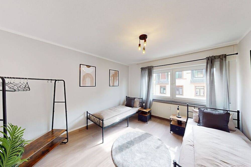 Ganze Wohnung, 2-Schlafzimmer Apartment mit Büro & Balkon | Schnell am Stadion, Messe & Airport in Niederrad, Frankfurt