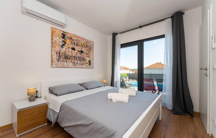 Modernes Apartment mit Pool, Terrasse und nur 300 m vom Strand entfernt! in Novigradsko More, Zadar