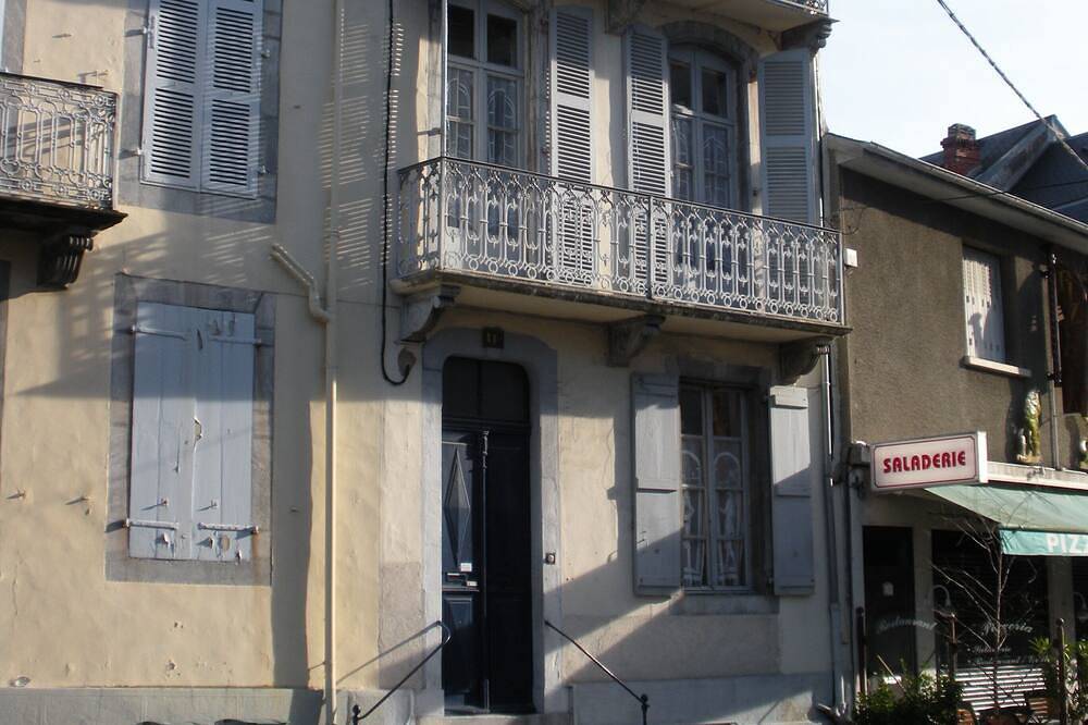 Appartement entier, Studio 1er étage retro avec balcon ds maison d'époque 19e, à côté des thermes in Bagnères-de-Bigorre, Hautes-Pyrénées