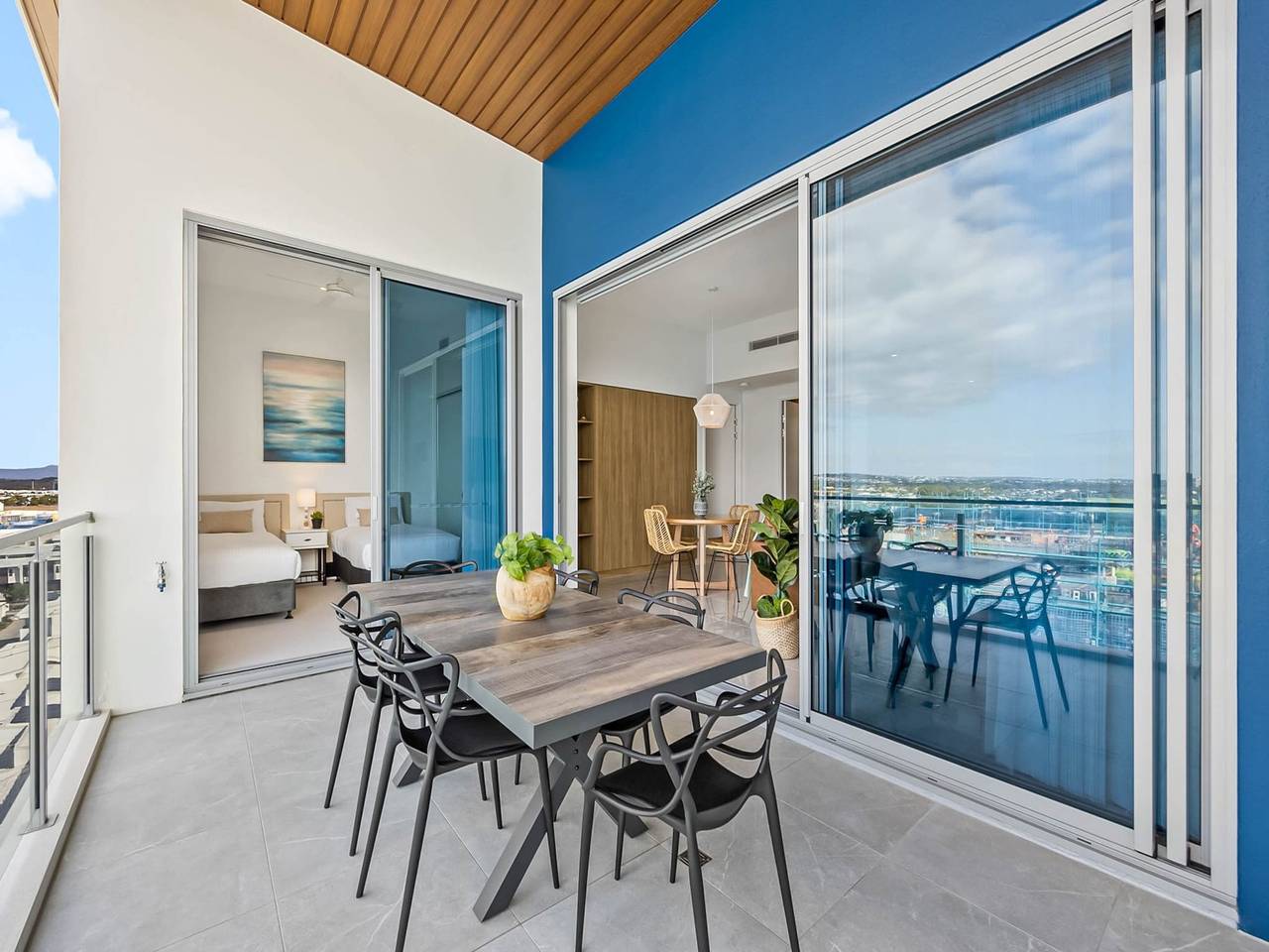 Entire apartment, Waterfront 2-Bed Oasis - Pool, Steam, Jacuzzi, Gym in Sunshine Coast