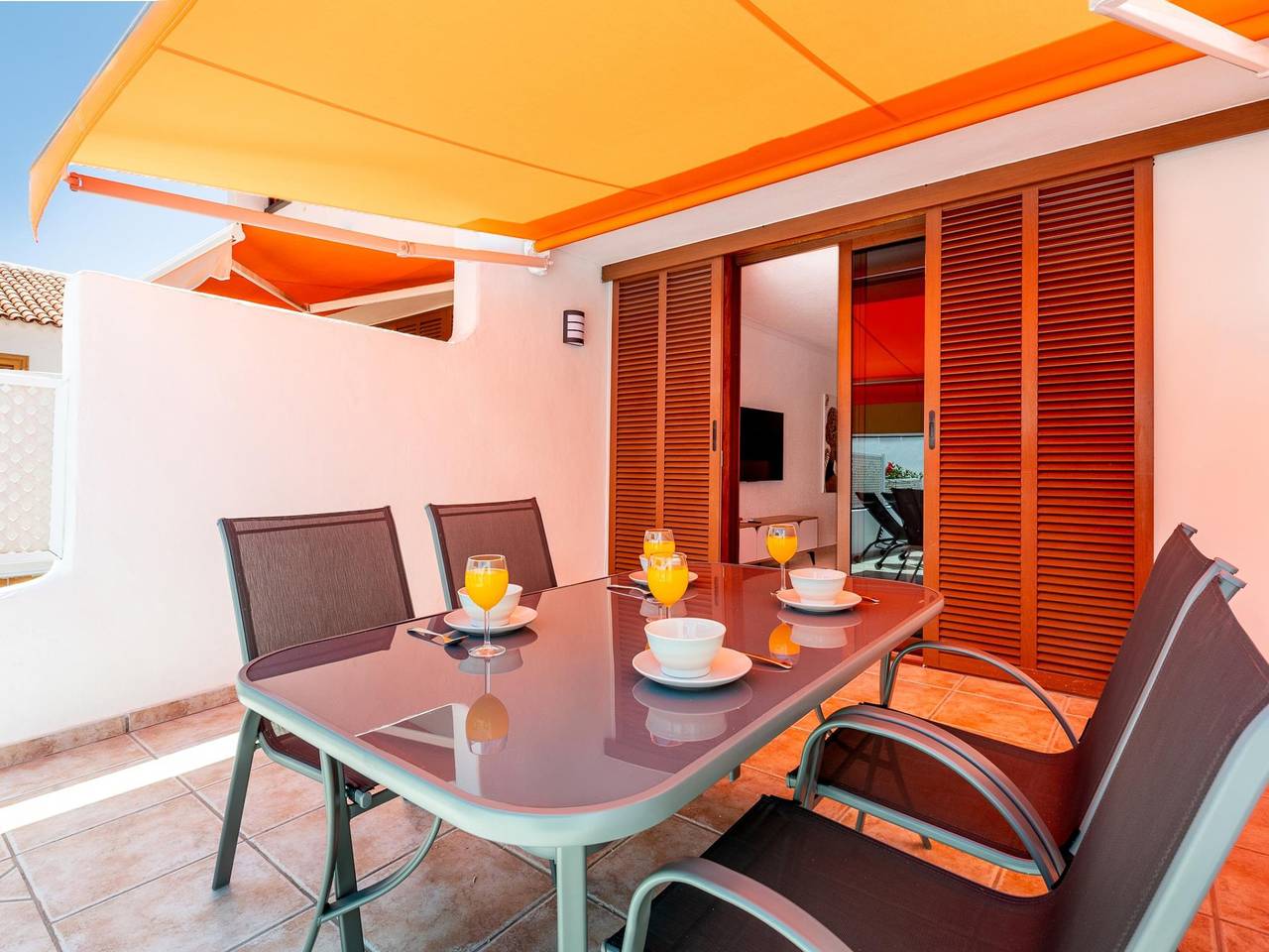 Entire holiday apartment, 196 Parque Santiago 2, big terrace, pool side in Playa de las Américas, Arona