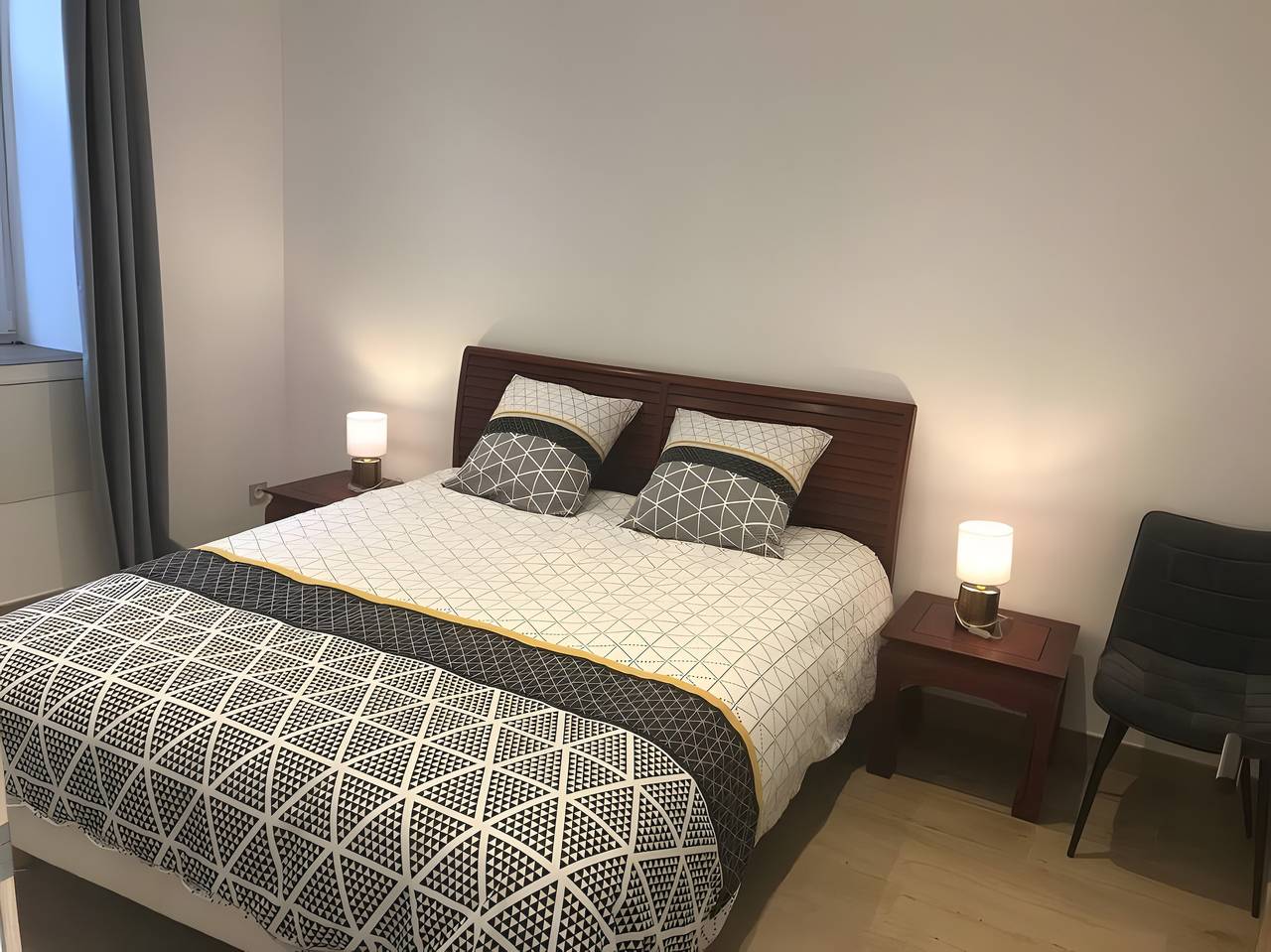 Appartement entier, Appartement « Havre de paix à 2 pas du port » avec terrasse, jardin privé et Wi-Fi in Paimpol, Côte de Goëlo