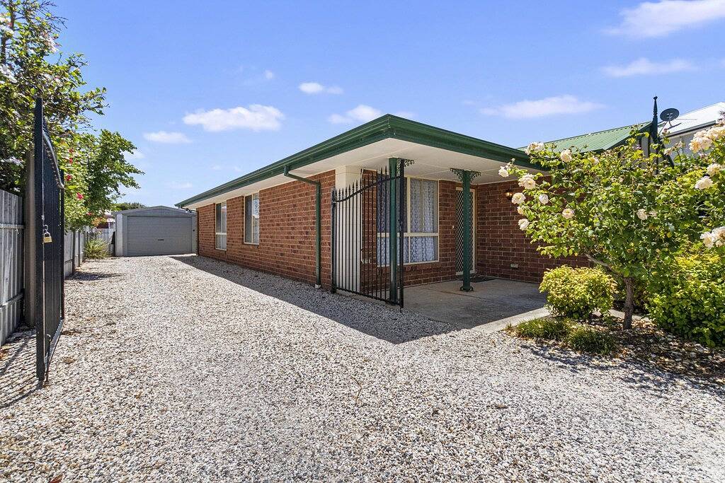 Aldinga Rose ~ Aldinga Beach - Homely Family Entertainer, 200m from the Beach ~ in Aldinga Beach, City of Onkaparinga