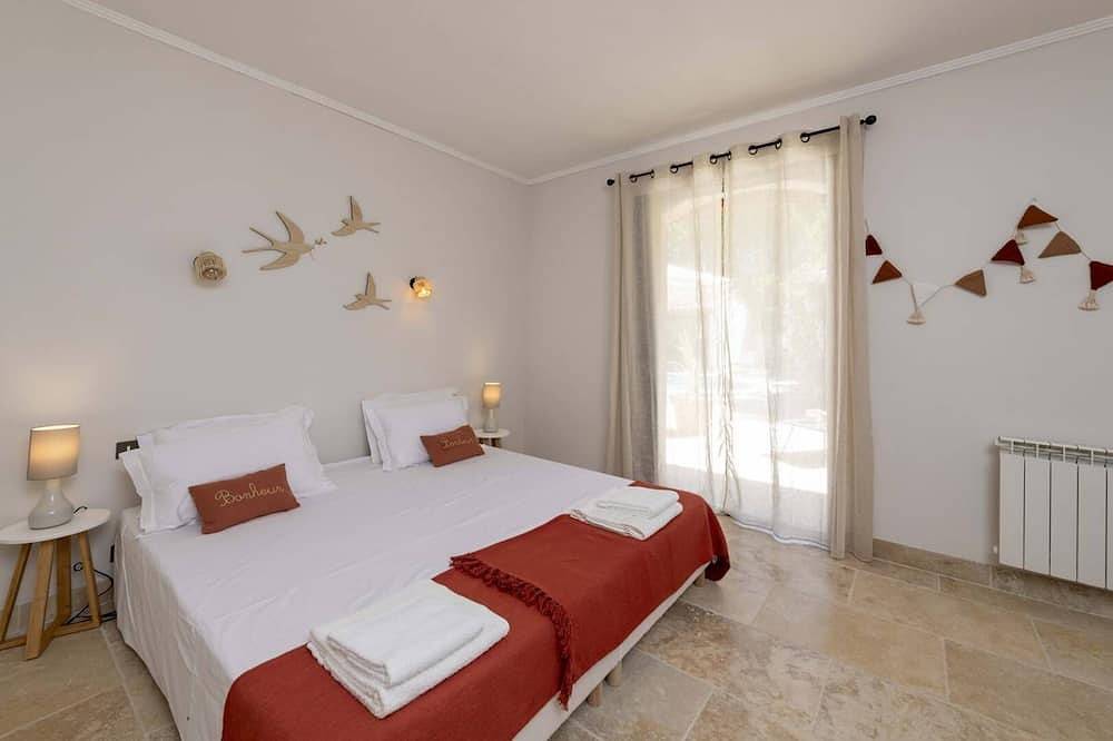 Villa climatisée à Maillane, Alpilles, piscine chauffée, ping-pong, pétanque, billard,... in Maillane, Région d'Arles