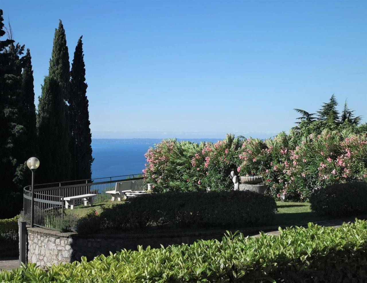 Ganze Wohnung, Gardasee Ferienwohnung mit Seesicht & Pool in Tignale in Gardola, Tignale