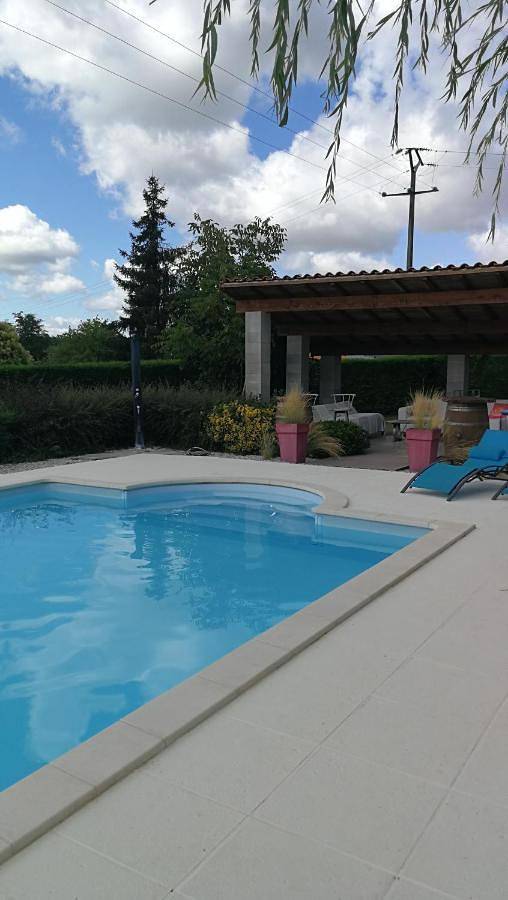 Location de vacances pour 2 personnes, avec Terrasse et Jardin ainsi que Piscine et Vue à Saint-Sornin (Charente)
