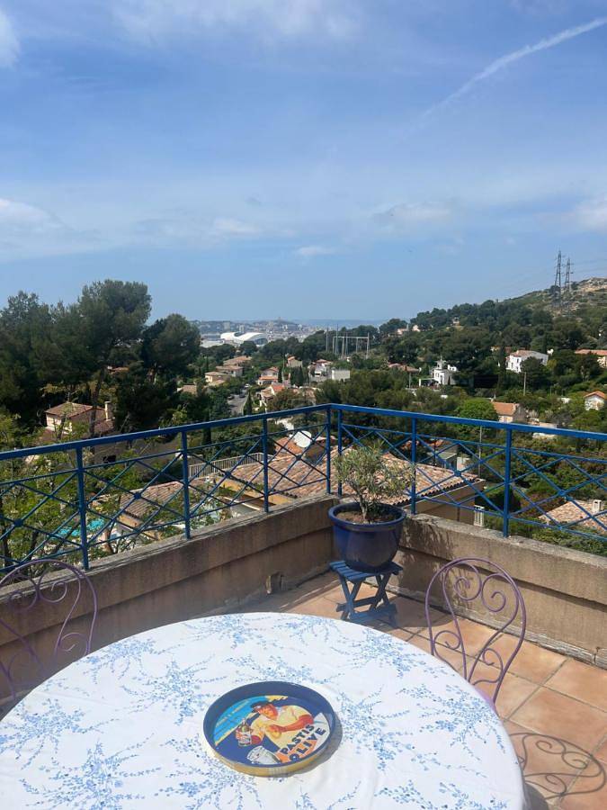 Chambre d’hôte pour 2 personnes, avec terrasse ainsi que vue et jardin dans Parc national des Calanques