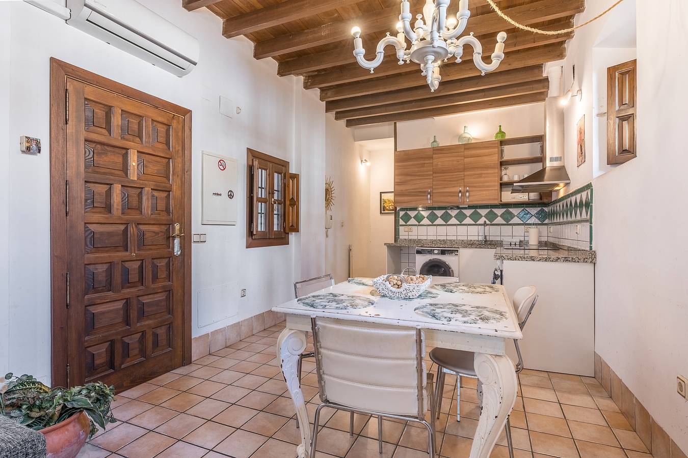 Apartamento entero, 'Apartment Elvira Street with Wifi' con Aire Acondicionado  in Centro-Sagrario, Granada