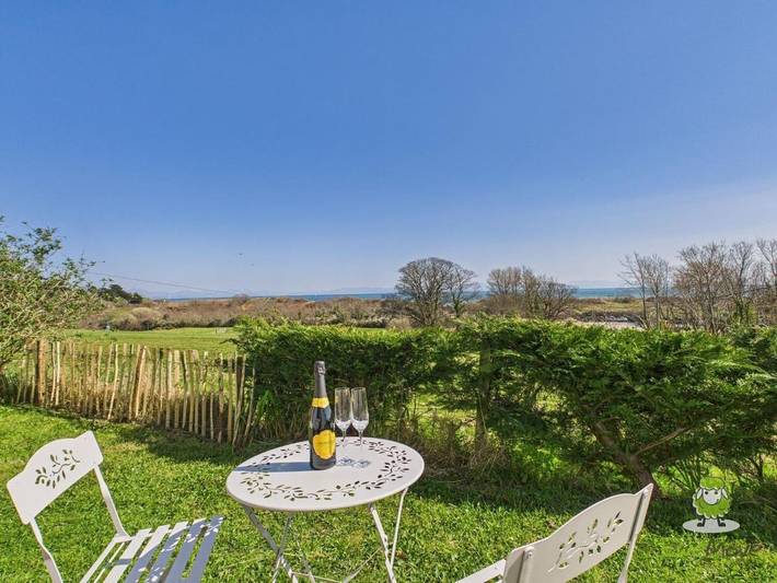 Holiday rental for 4 people, with view and terrace as well as garden in Abersoch