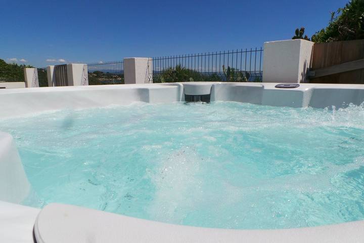 Ferienhaus für 6 Personen, mit Terrasse und Whirlpool sowie Garten in Les Issambres - 3