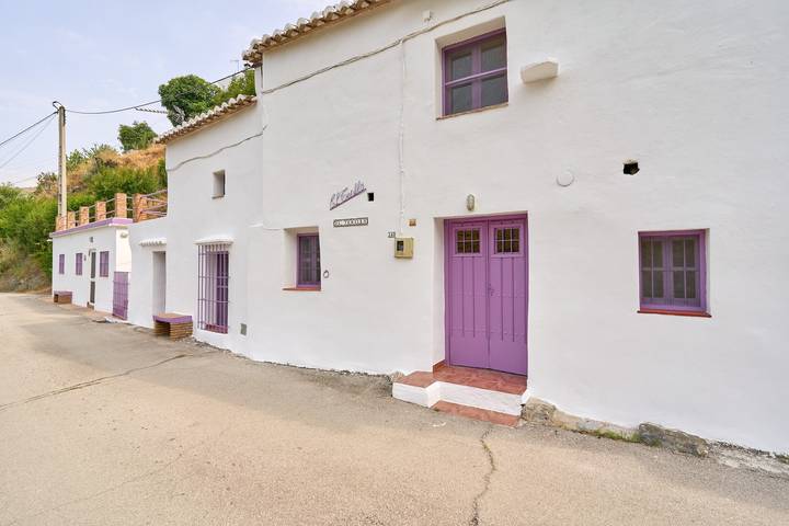 Holiday Home 'Casa Rural El Tesillo' with Mountain Views and Wi-Fi in Canillas de Aceituno, Cordillera Penibética
