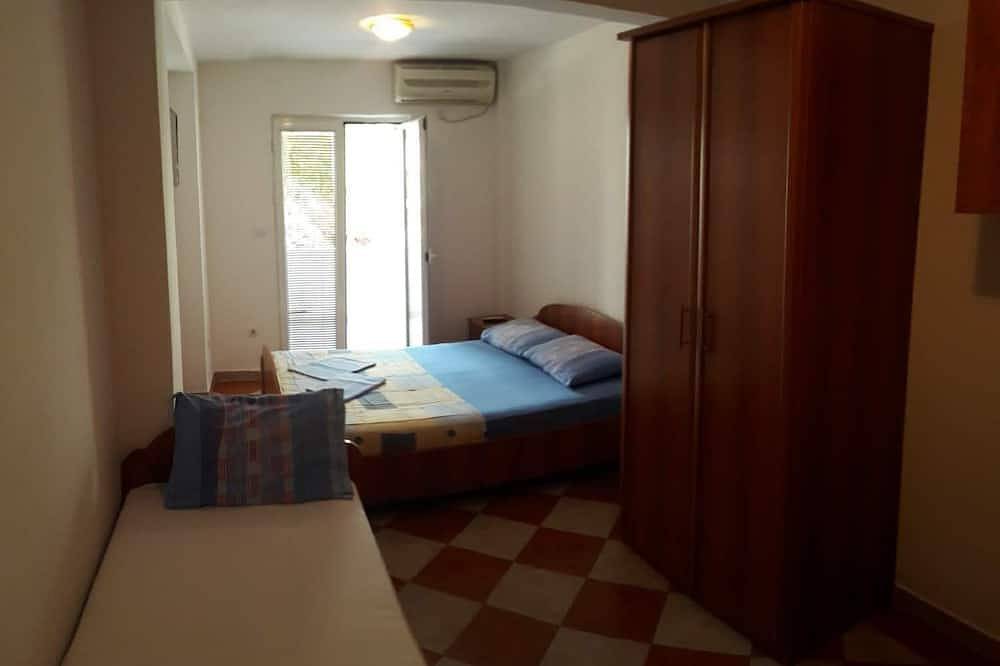 Apartamento entero, Trokrevetni partman sa svojim kupatilom, terasom i parkingom u dvoristu kuce. in Budva, Municipio de Budva