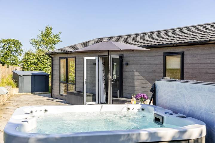 Chalet for 8 people, with garden and hot tub in Devon