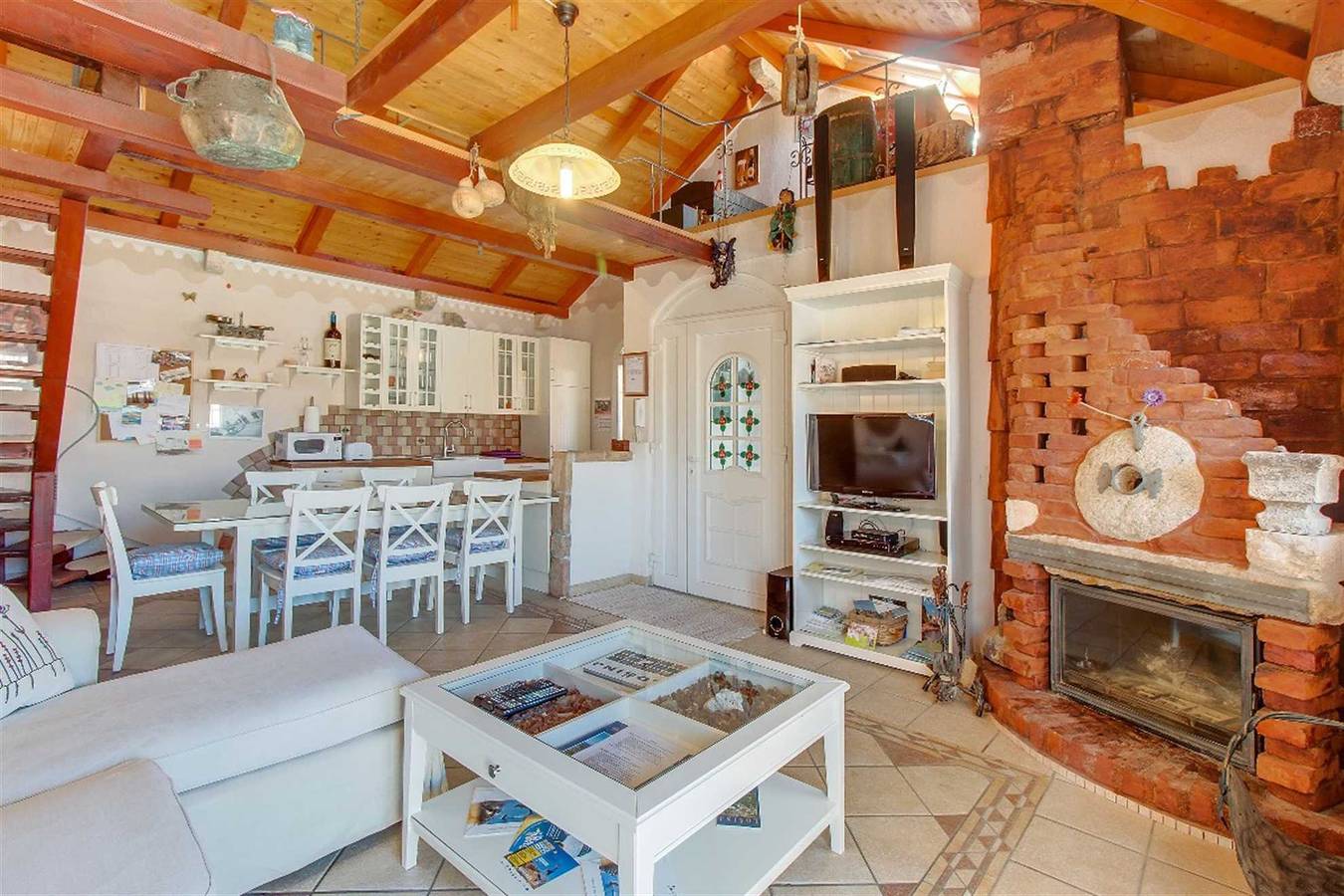 Geheel appartement, Cozy 4-bedroom Apartment for 8, Pet-friendly with Two Parking Spaces in Mali Losinj, Lošinj
