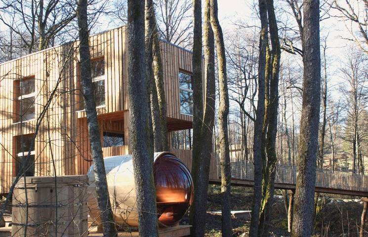 Location de vacances pour 4 personnes, avec Terrasse et Jacuzzi ainsi que Jardin et Sauna à Saint-Nabord