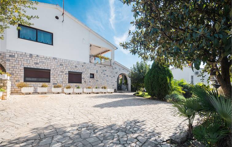 Ferienhaus für 4 Personen, mit Terrasse in Kukci