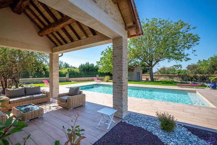 Location de vacances pour 4 personnes, avec jardin ainsi que vue et piscine à Bligny-lès-Beaune