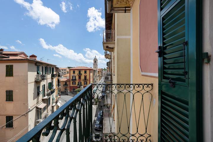 Apartamento entero, Apartamento 'Maestrale' con terraza privada, Wi-Fi y aire acondicionado in La Spezia (City), La Spezia