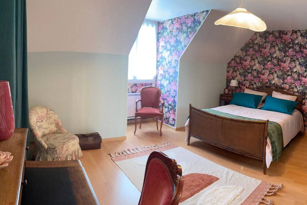 Cozy House with Pool, Close to Le Mans, Parking Included in La Chapelle-Saint-Aubin, Sarthe