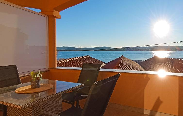 Ganze Ferienwohnung, Gemütliche 1-Zimmer-Wohnung mit Terrasse, 400 m zum Strand und kostenlosen Parkplätzen in Plaža Morovička, Općina Sveti Filip i Jakov