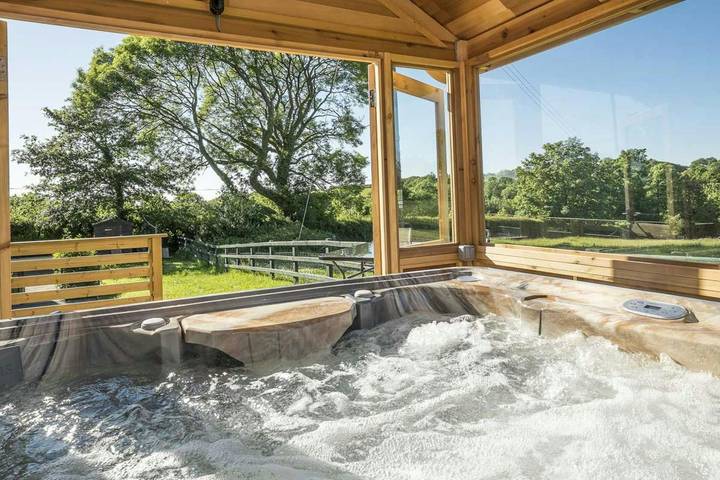 Cottage for 6 people, with Hot tub and Terrace as well as Garden and Pool in Mid-Wales