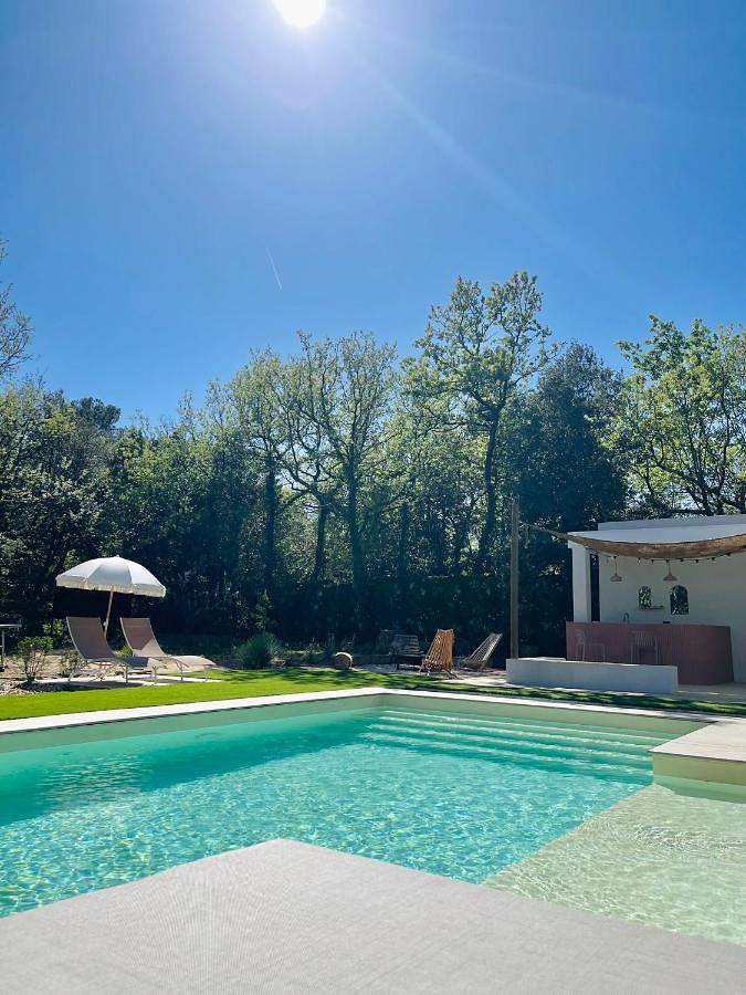 Appartement de vacances pour 2 personnes, avec terrasse et jardin ainsi que piscine et vue, animaux acceptés