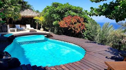 Gîte pour 2 personnes, avec jardin et vue ainsi que piscine et terrasse dans Punaauia