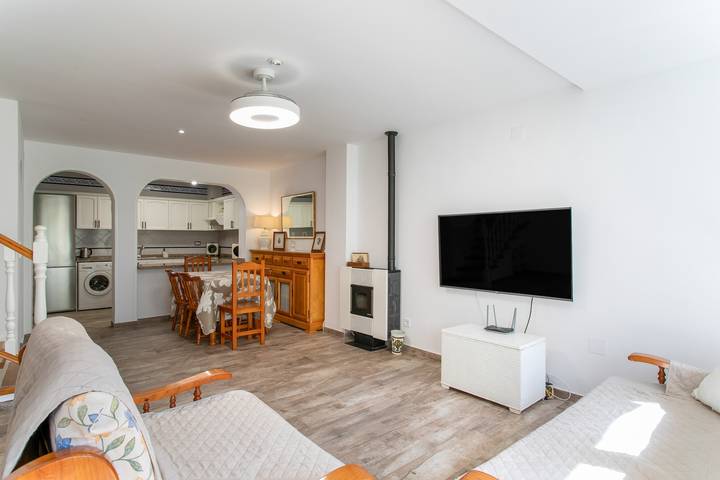 Ferienhaus 'Sonne, Strand, Pools & Gärten' mit Gemeinschaftspool, WLAN & Klimaanlage in Santa Pola, Costa Blanca