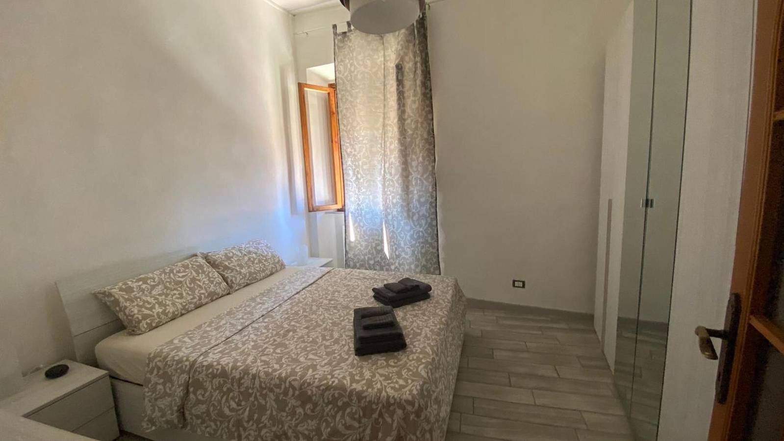 Apartamento entero, Apartamento CasaNati, cerca del puerto con balcón y wifi in Livorno, Costa Etrusca